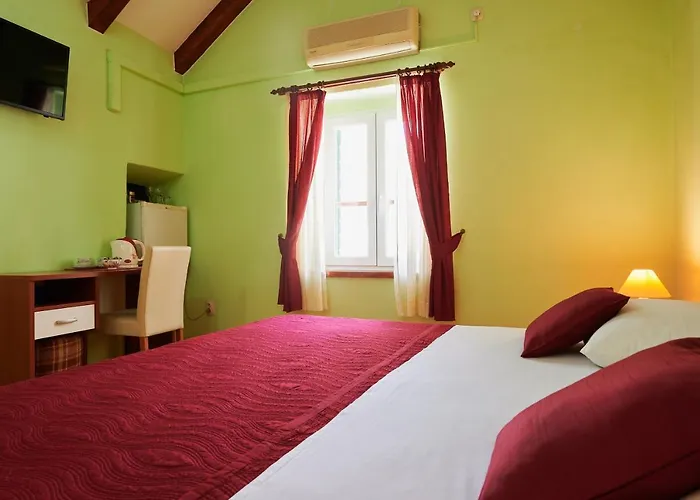 Ivica Πανσιόν Τρογκίρ