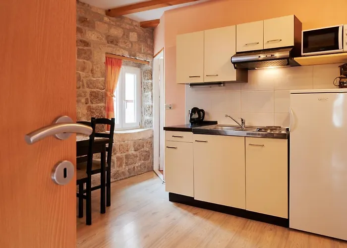 Πανσιόν Ivica 3*